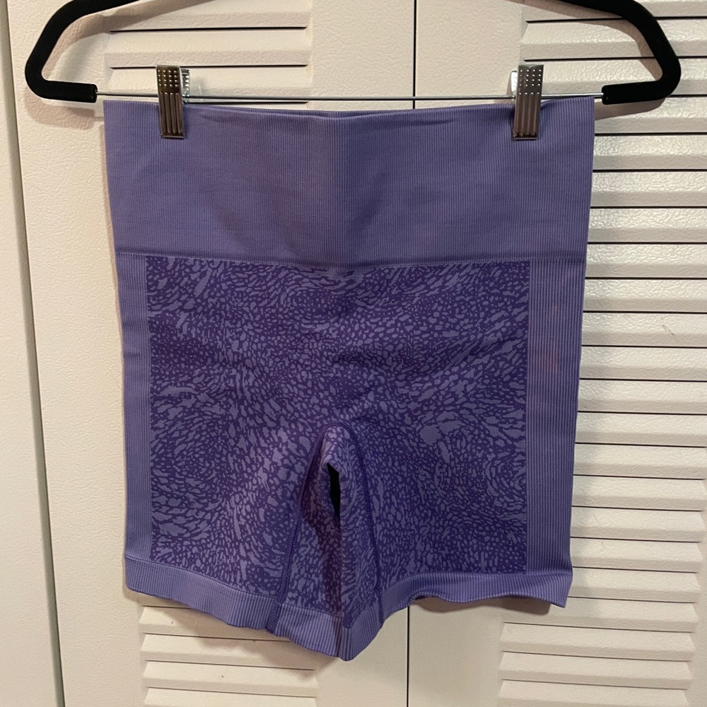 EUC - Lululemon Sculpt Short 6” - Size 6